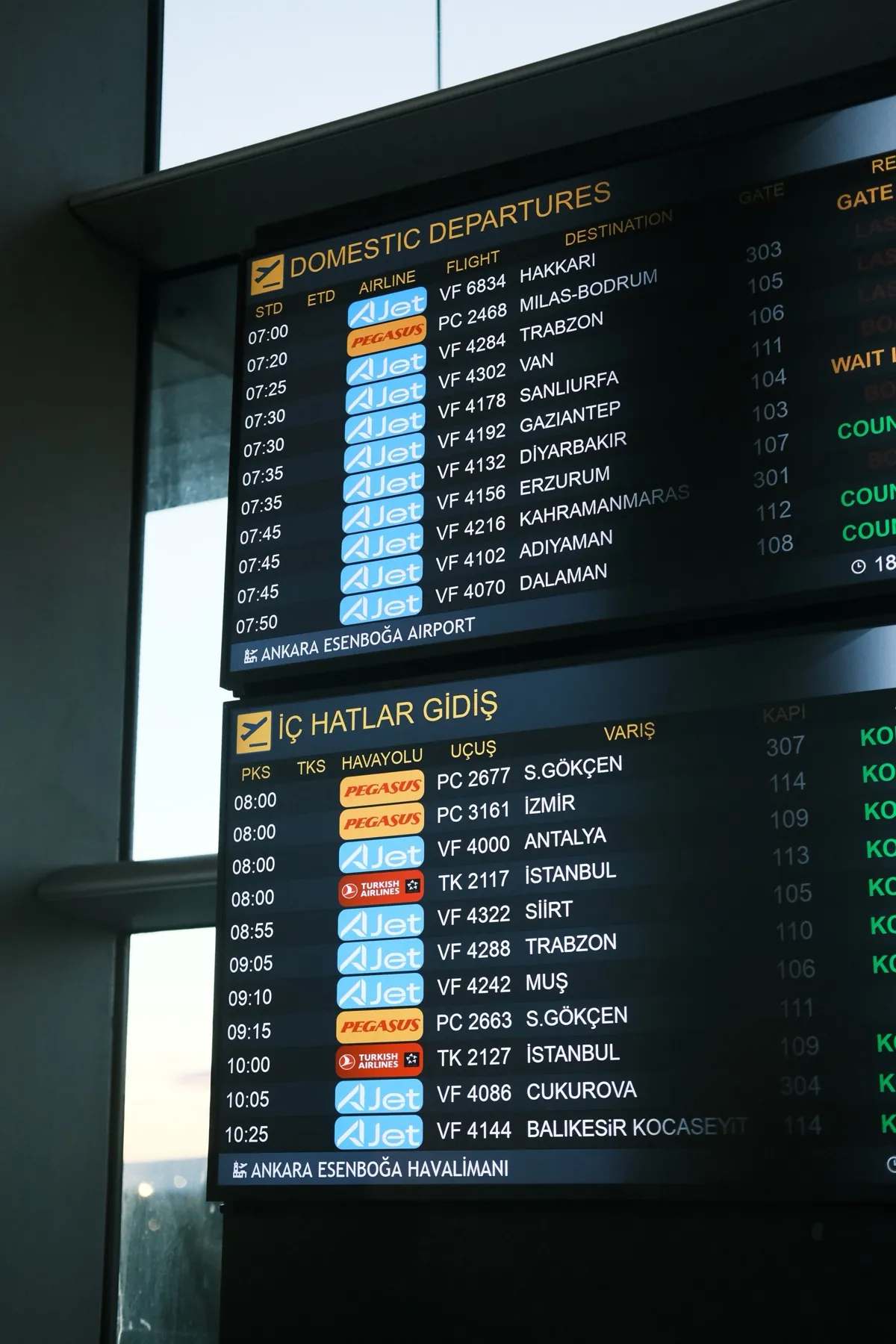 Airport arrivals board at IAH